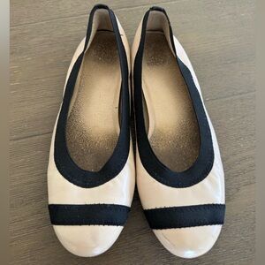 Stuart Weitzman Cream & Black Leather Ballet Flats.Size 6.5 (also fits 7.5)